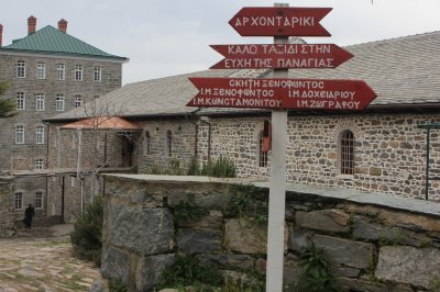 По афонской традиции все дорожные указатели на Святой Горе пишутся по-гречески