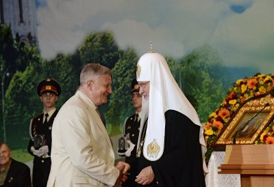 Святейший Патриарх вручает Литературную премию Александру Сегеню