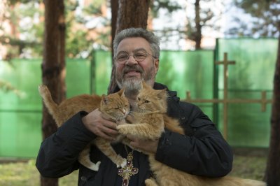 Отец Петр со своими питомцами. Фото Владимира Ходакова